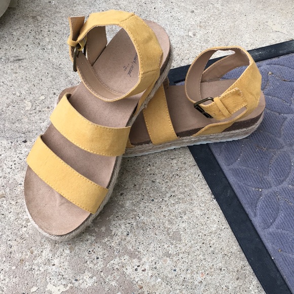 Universal Thread Shoes - EUC Universal thread mustard colored sandals